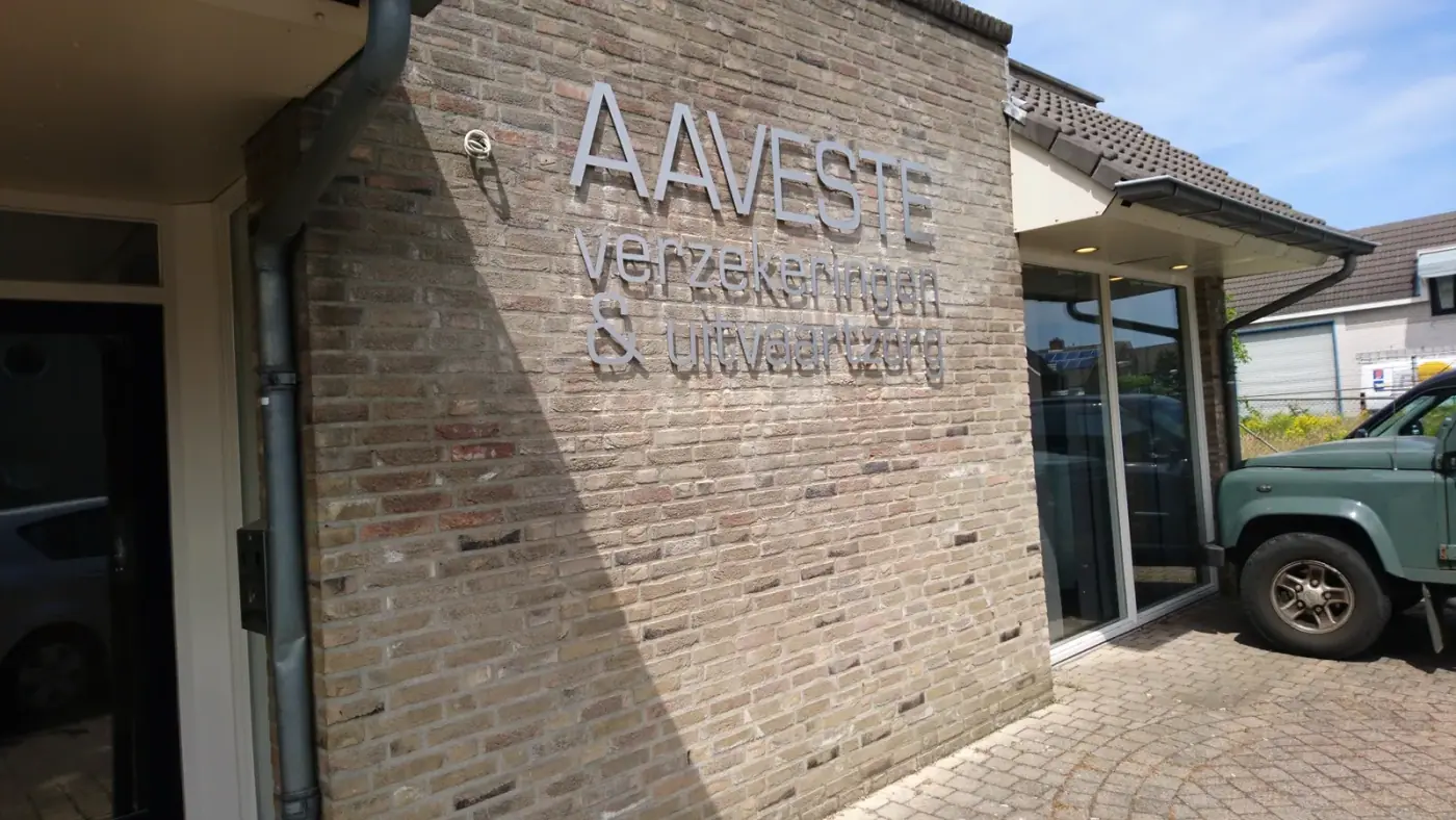 Winkelpui met gevelbelettering en freesletters