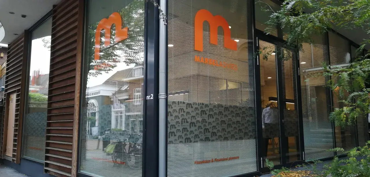 Etalageruit met uitgespaard logo in raamfolie