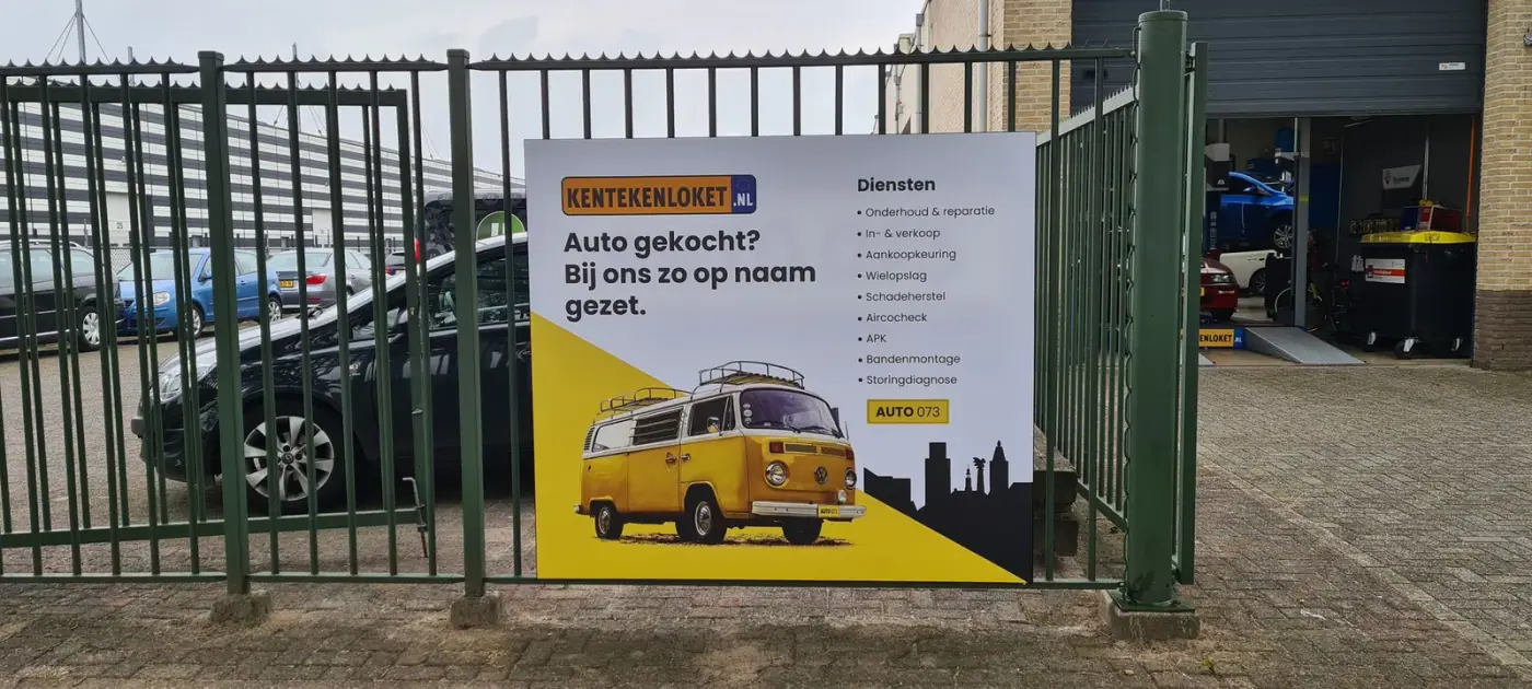 Full-colour spandoek aan een hek